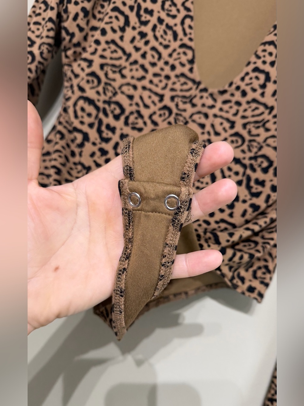 Good American Leopard Power Shoulder Bodysuit - Picture 11 of 16
